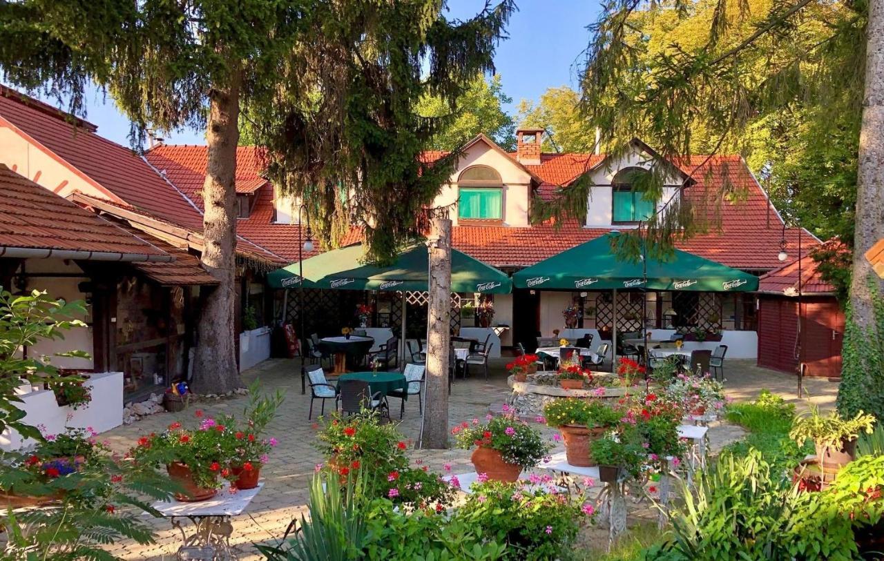 Talizman Etterem Panzio Hotell Miskolc Exteriör bild